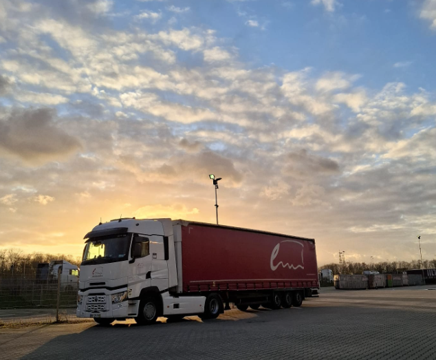 Camião da empresa ao nascer do sol